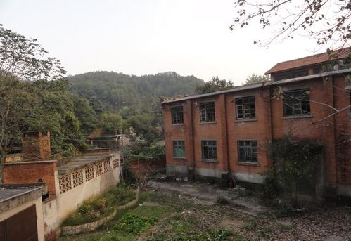 河南这个兵工厂,7年生产出火箭弹,公园建在山腰,楼房盖的气派