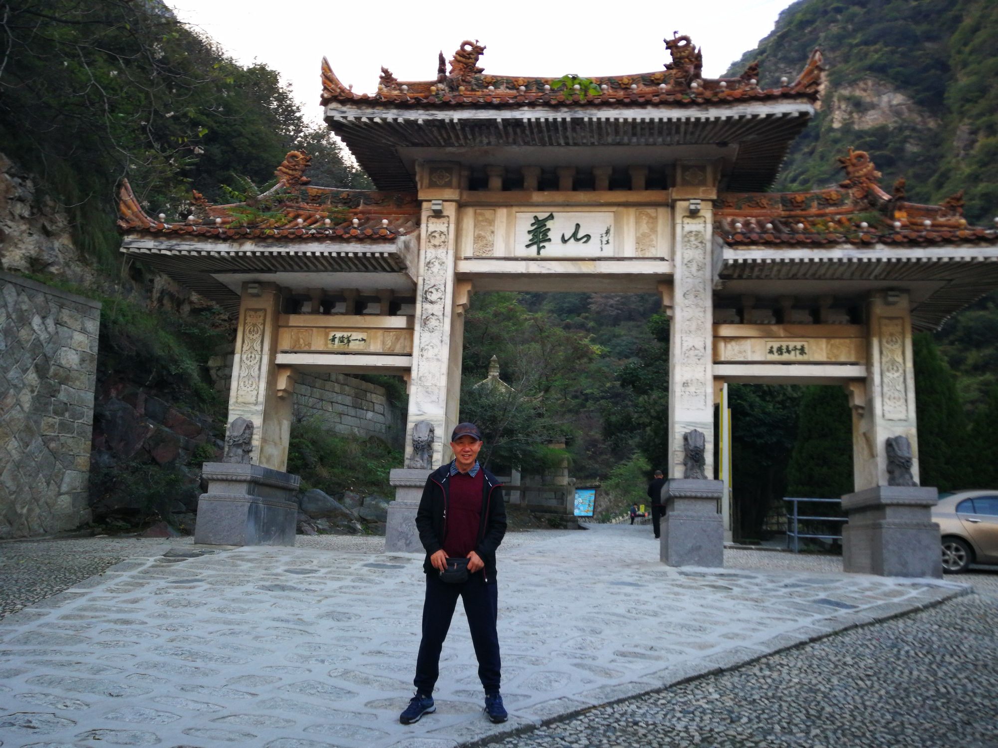 华山是道教主流全真派圣地,有多个悬洞和道观,其中有许多道.