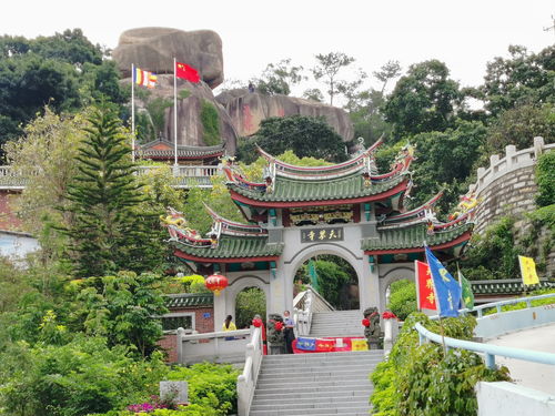 这座岩石庙宇,明为道观清成寺庙,同时供奉观音和仙翁
