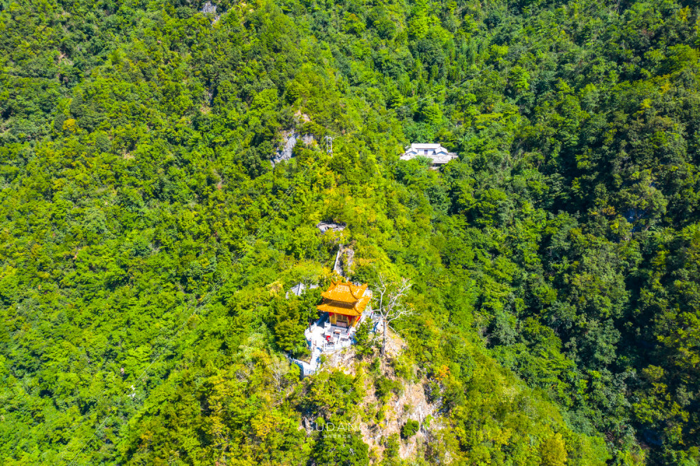 海拔1480米的峰顶上,建有一座百年道观,就在中部最大原始森林中