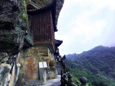 武当山这座道观比悬空寺还惊险,面临万仞峭壁,上香许愿者众多