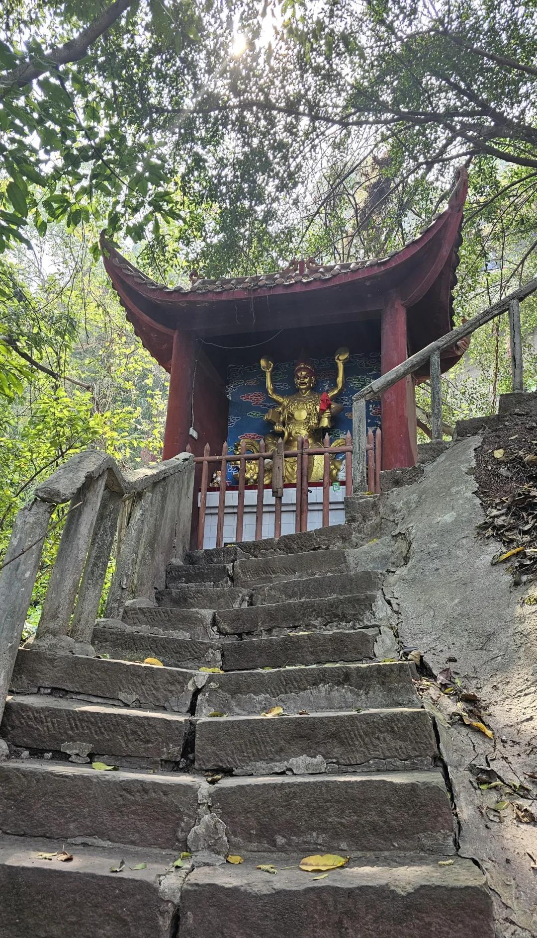 探秘重庆龙泉洞道观 悬空寺的神秘与宁静